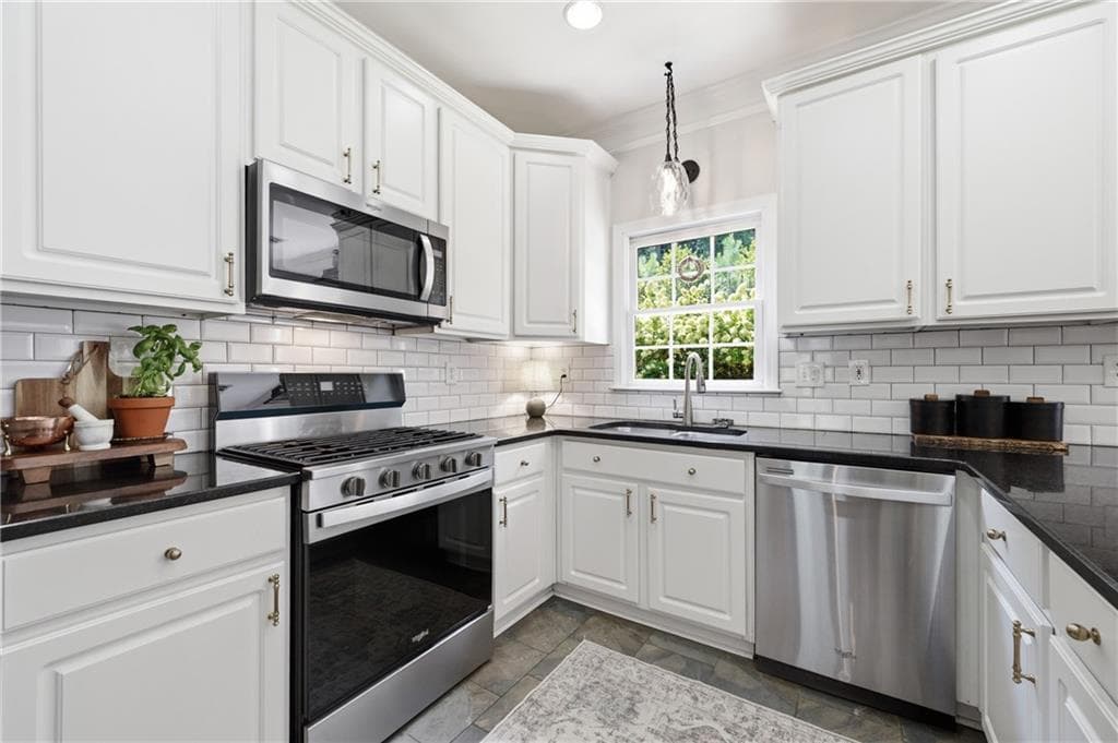 4 bedroom, 3 bathroom, 1,976 sq ft single family residence under contract at 5508 Southlands Court, Woodstock, GA 30188 — photo 6