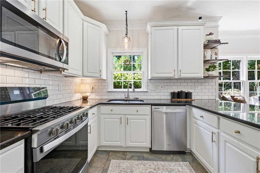 4 bedroom, 3 bathroom, 1,976 sq ft single family residence under contract at 5508 Southlands Court, Woodstock, GA 30188 — photo 7