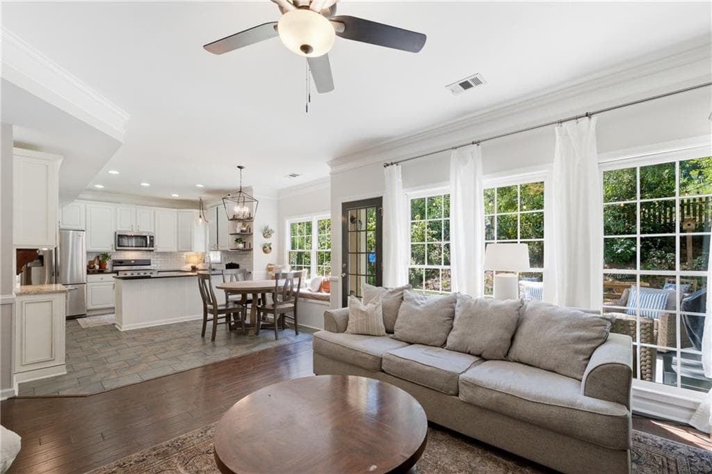4 bedroom, 3 bathroom, 1,976 sq ft single family residence under contract at 5508 Southlands Court, Woodstock, GA 30188 — photo 9