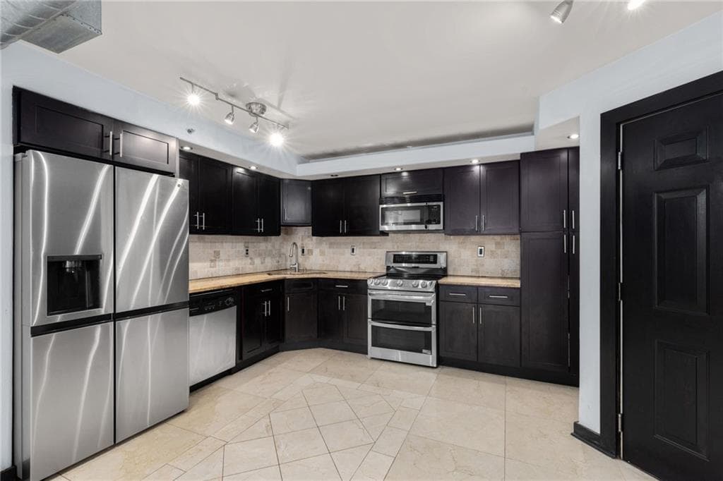 2 bedroom, 2 bathroom, 1,109 sq ft condominium for sale at 795 Hammond Drive 1013, Sandy Springs, GA 30328