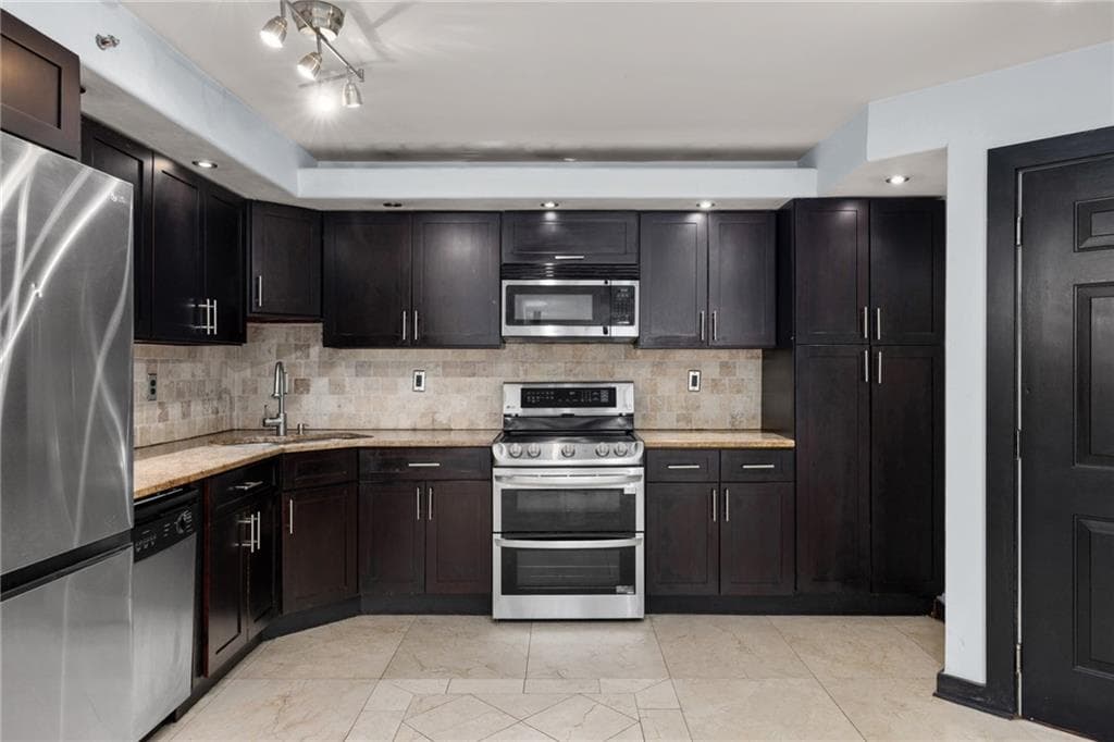 2 bedroom, 2 bathroom, 1,109 sq ft condominium for sale at 795 Hammond Drive 1013, Sandy Springs, GA 30328 — photo 2