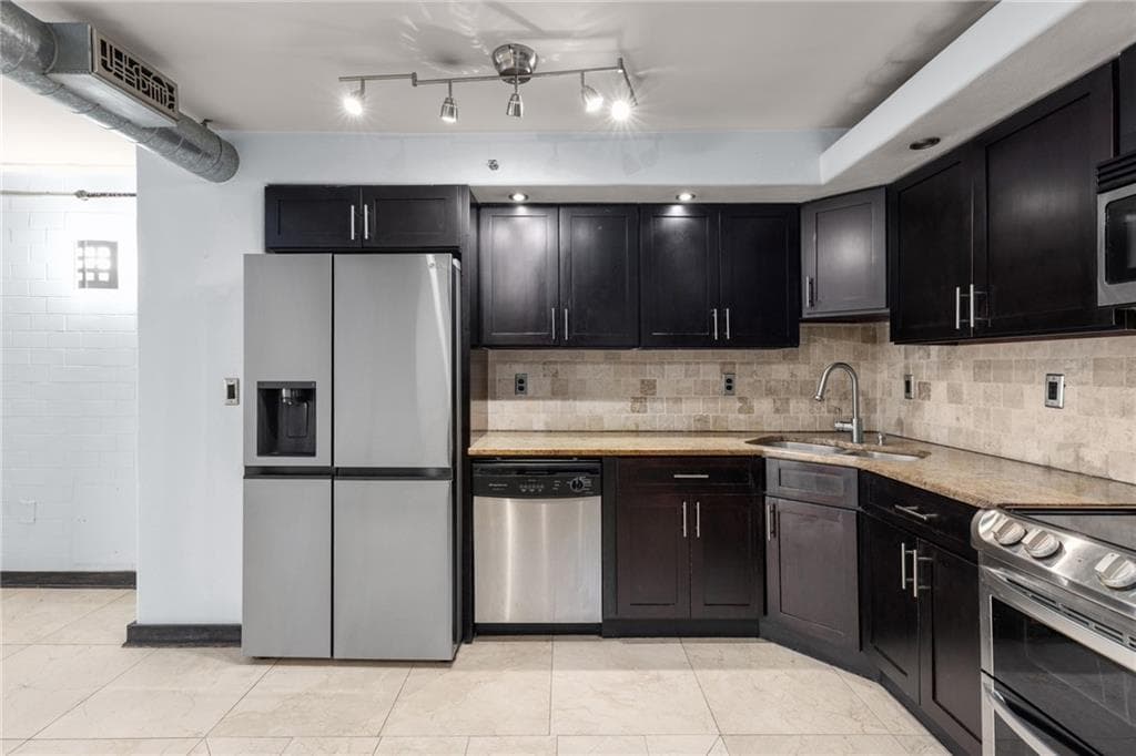 2 bedroom, 2 bathroom, 1,109 sq ft condominium for sale at 795 Hammond Drive 1013, Sandy Springs, GA 30328 — photo 3