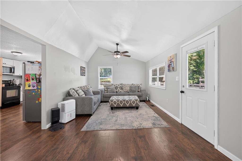 3 bedroom, 2 bathroom, 1,676 sq ft single family residence under contract at 39 Cabin Creek Circle, Commerce, GA 30529 — photo 4