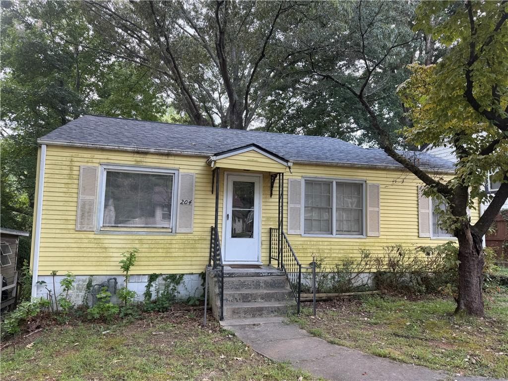 2 bedroom, 1 bathroom, 903 sq ft single family residence for sale at 204 Birch Street, Hapeville, GA 30354