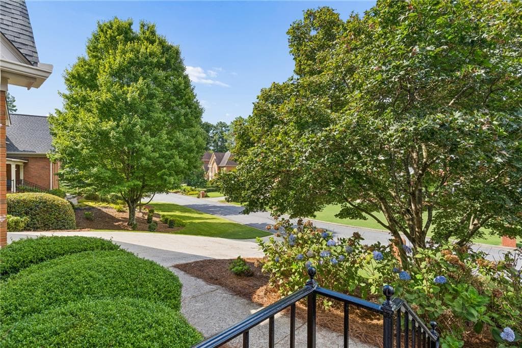 5 bedroom, 5 bathroom, 5,125 sq ft single family residence under contract at 10755 Carrara Cove, Alpharetta, GA 30022 — photo 4