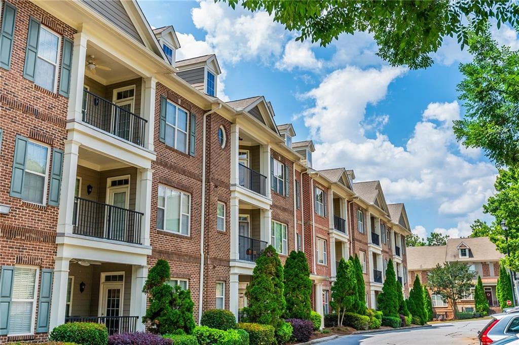 1 bedroom, 1 bathroom, 960 sq ft condominium under contract at 7265 Glisten Avenue 132, Atlanta, GA 30328 — photo 2