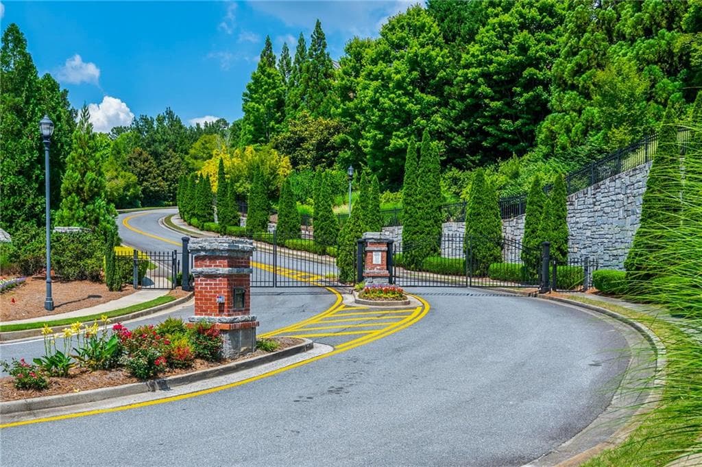 1 bedroom, 1 bathroom, 960 sq ft condominium under contract at 7265 Glisten Avenue 132, Atlanta, GA 30328 — photo 4