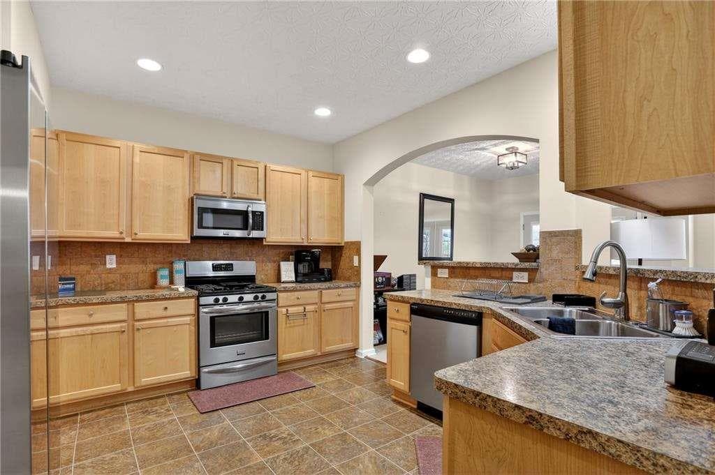 3 bedroom, 3 bathroom, 1,783 sq ft townhouse for sale at 5556 Cascade Run, South Fulton, GA 30336 — photo 6