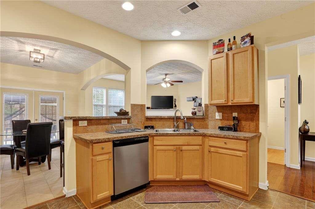 3 bedroom, 3 bathroom, 1,783 sq ft townhouse for sale at 5556 Cascade Run, South Fulton, GA 30336 — photo 7