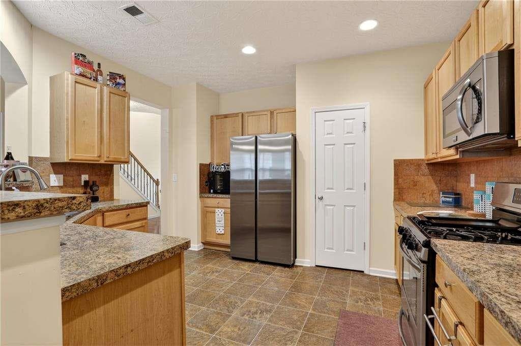 3 bedroom, 3 bathroom, 1,783 sq ft townhouse for sale at 5556 Cascade Run, South Fulton, GA 30336 — photo 9