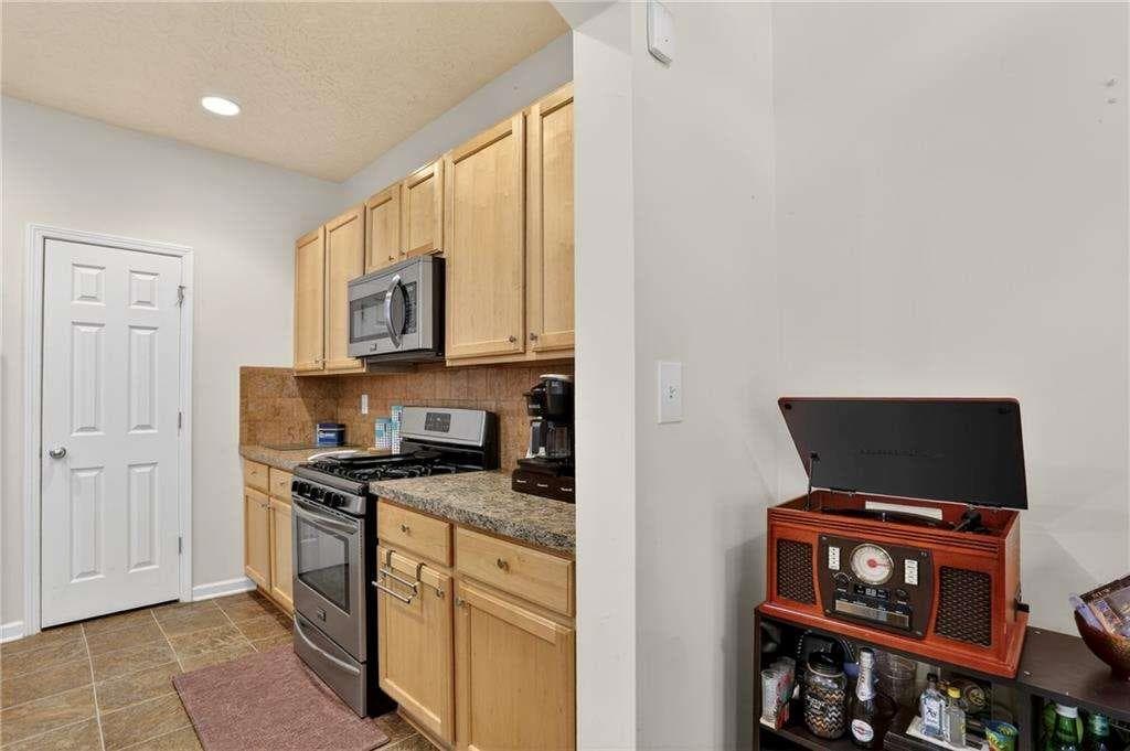 3 bedroom, 3 bathroom, 1,783 sq ft townhouse for sale at 5556 Cascade Run, South Fulton, GA 30336 — photo 10