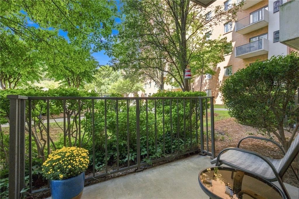 2 bedroom, 2 bathroom, 1,070 sq ft condominium for sale at 300 Johnson Ferry Road A104, Sandy Springs, GA 30328 — photo 5