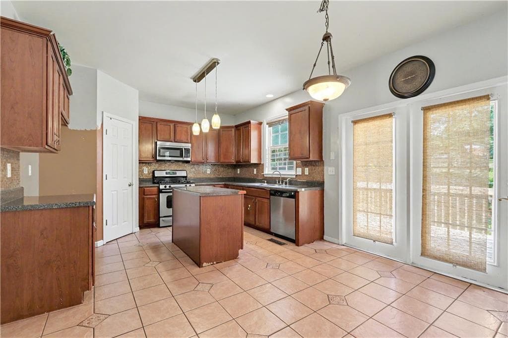 6 bedroom, 4 bathroom, 2,539 sq ft single family residence under contract at 530 Bigelow, Atlanta, GA 30349 — photo 10