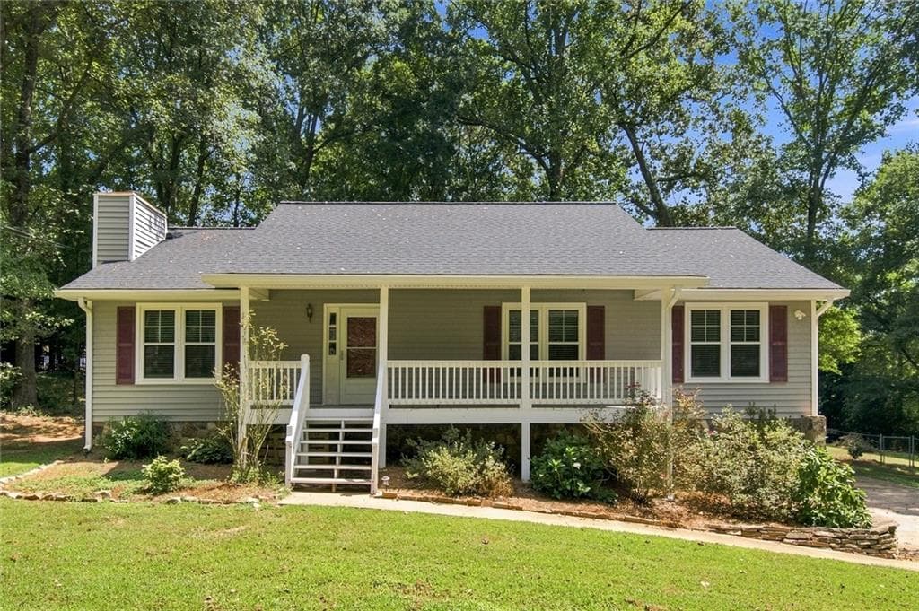 3 bedroom, 2 bathroom, 2,100 sq ft single family residence under contract at 137 Village Court, Woodstock, GA 30188 — photo 2