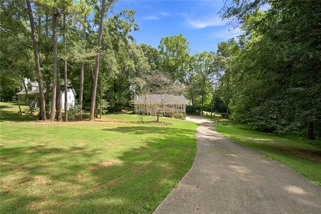3 bedroom, 2 bathroom, 2,100 sq ft single family residence under contract at 137 Village Court, Woodstock, GA 30188 — photo 4