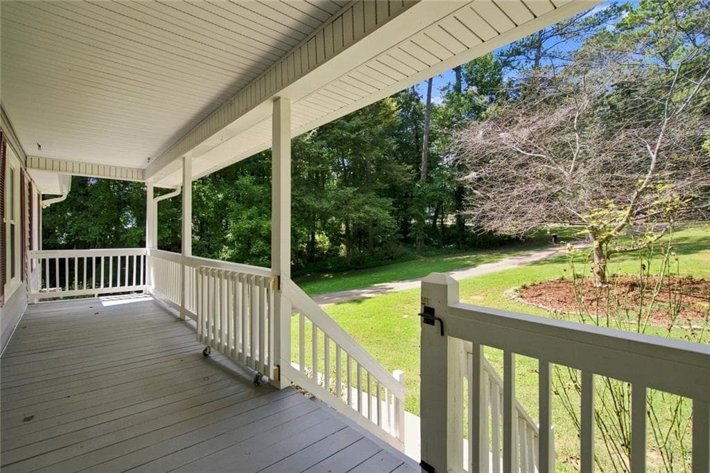 3 bedroom, 2 bathroom, 2,100 sq ft single family residence under contract at 137 Village Court, Woodstock, GA 30188 — photo 5