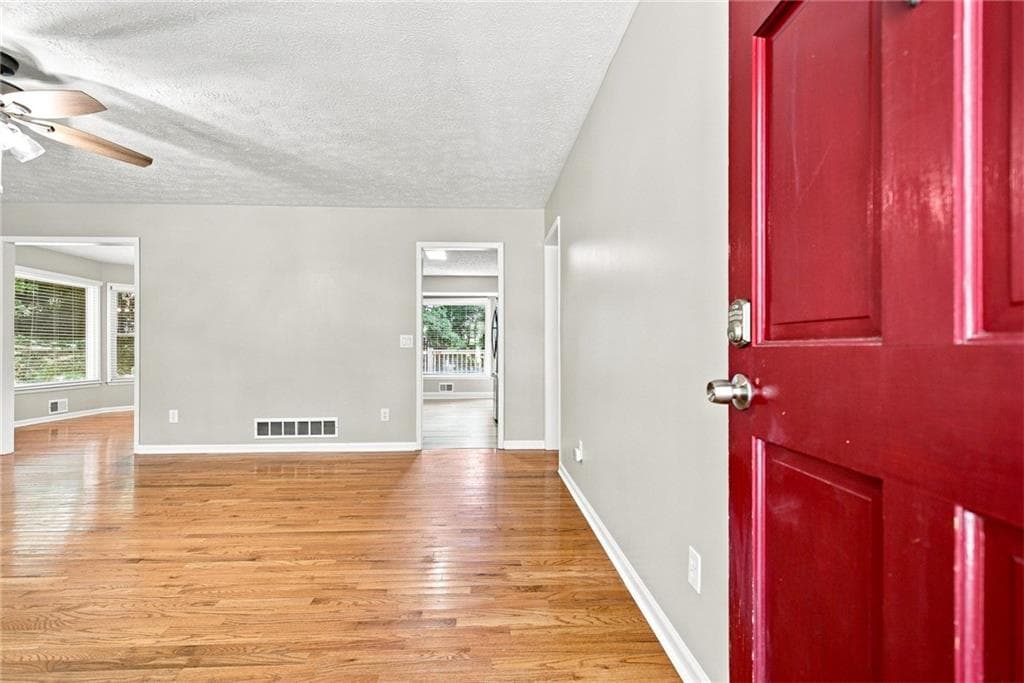 3 bedroom, 2 bathroom, 2,100 sq ft single family residence under contract at 137 Village Court, Woodstock, GA 30188 — photo 6