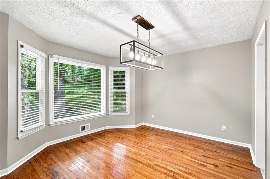 3 bedroom, 2 bathroom, 2,100 sq ft single family residence under contract at 137 Village Court, Woodstock, GA 30188 — photo 7