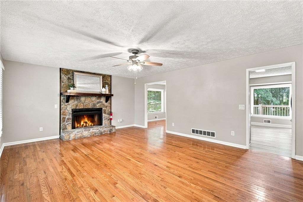 3 bedroom, 2 bathroom, 2,100 sq ft single family residence under contract at 137 Village Court, Woodstock, GA 30188 — photo 9