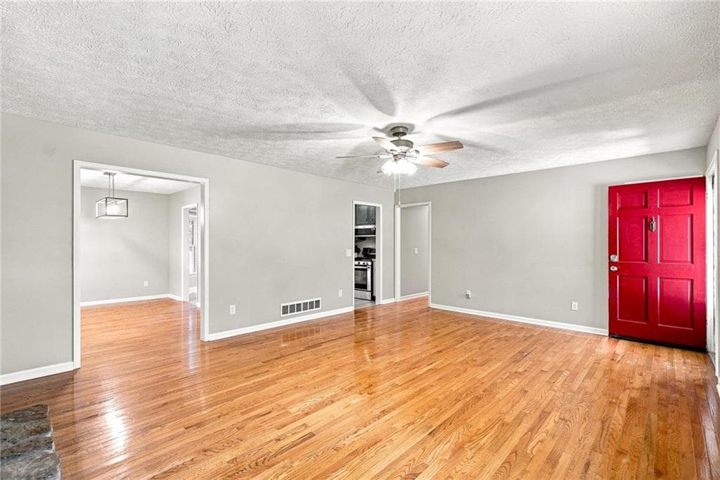 3 bedroom, 2 bathroom, 2,100 sq ft single family residence under contract at 137 Village Court, Woodstock, GA 30188 — photo 10