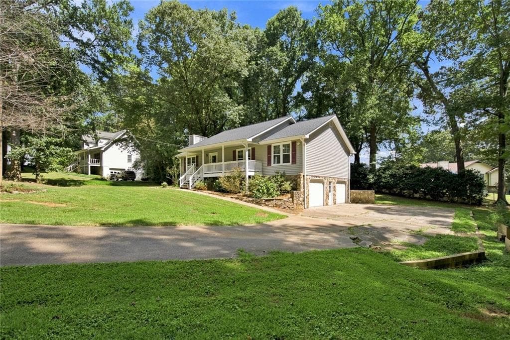 3 bedroom, 2 bathroom, 2,100 sq ft single family residence under contract at 137 Village Court, Woodstock, GA 30188 — photo 3