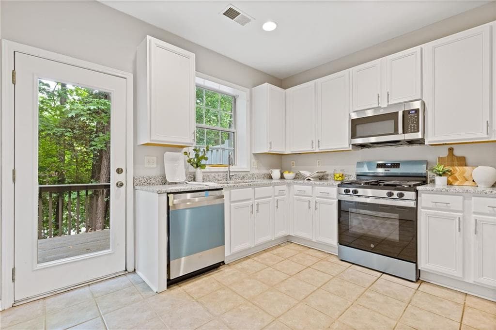 4 bedroom, 3 bathroom, 2,100 sq ft townhouse for rent at 1607 Jackson Trace Court, Atlanta, GA 30318 for $2,200 a month — photo 10