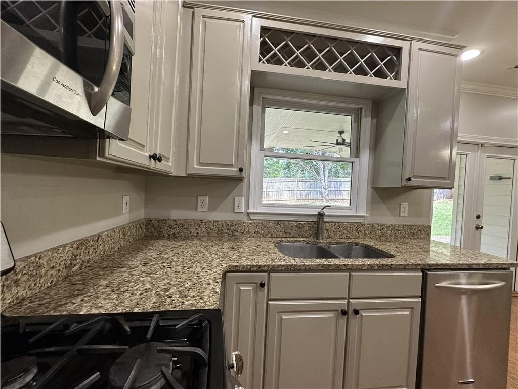 4 bedroom, 3 bathroom, 2,433 sq ft single family residence for rent at 11450 Findley Chase Court, Johns Creek, GA 30097 for $3,200 a month — photo 6