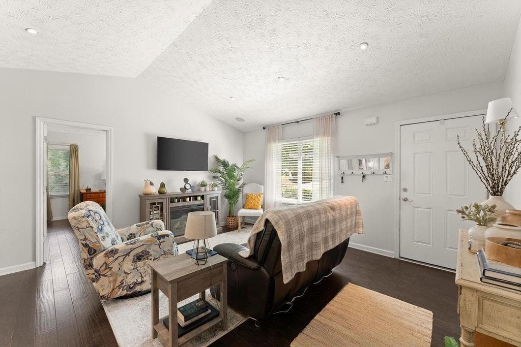 3 bedroom, 2 bathroom, 1,531 sq ft single family residence for sale at 4323 Hillview Drive, Acworth, GA 30101 — photo 3