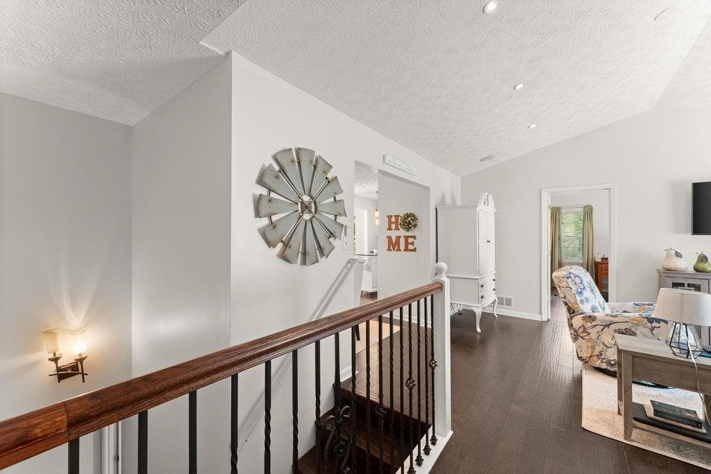 3 bedroom, 2 bathroom, 1,531 sq ft single family residence for sale at 4323 Hillview Drive, Acworth, GA 30101 — photo 4