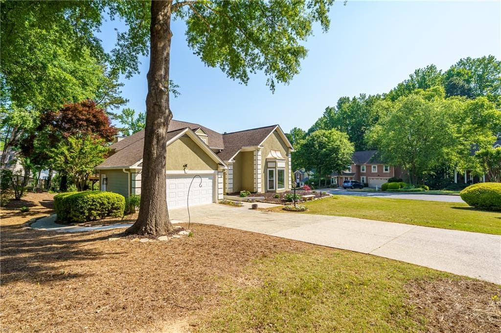 5 bedroom, 3 bathroom, 2,848 sq ft single family residence for sale at 301 Oak Terrace, Alpharetta, GA 30009 — photo 2