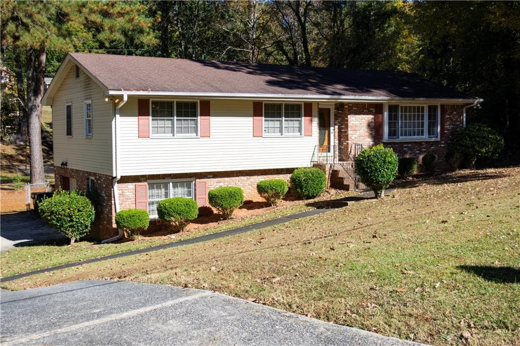3 bedroom, 3 bathroom, 1,348 sq ft single family residence under contract at 2719 Waleska Way, East Point, GA 30344 — photo 3