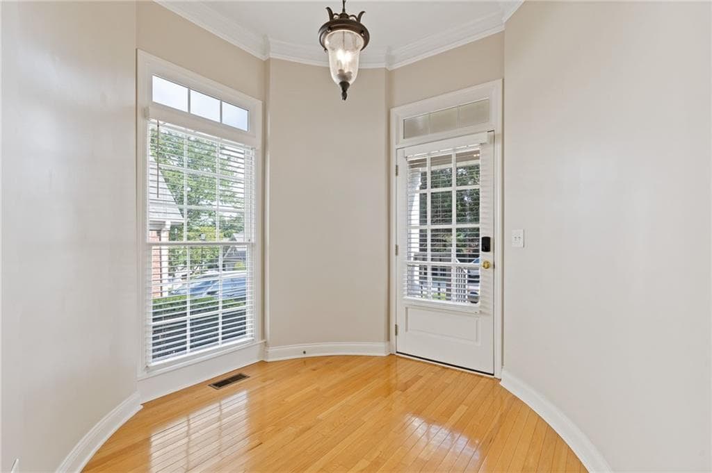 6 bedroom, 5 bathroom, 4,922 sq ft single family residence under contract at 5503 Kingsley Manor, Cumming, GA 30041 — photo 4