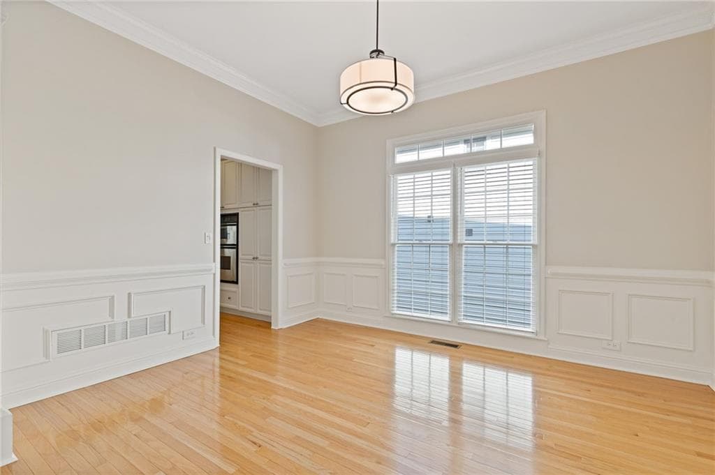 6 bedroom, 5 bathroom, 4,922 sq ft single family residence under contract at 5503 Kingsley Manor, Cumming, GA 30041 — photo 8