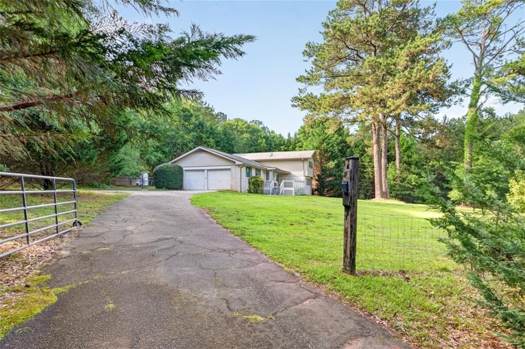 5 bedroom, 3 bathroom, 2,621 sq ft single family residence under contract at 1981 Lee Peters Road, Loganville, GA 30052 — photo 3