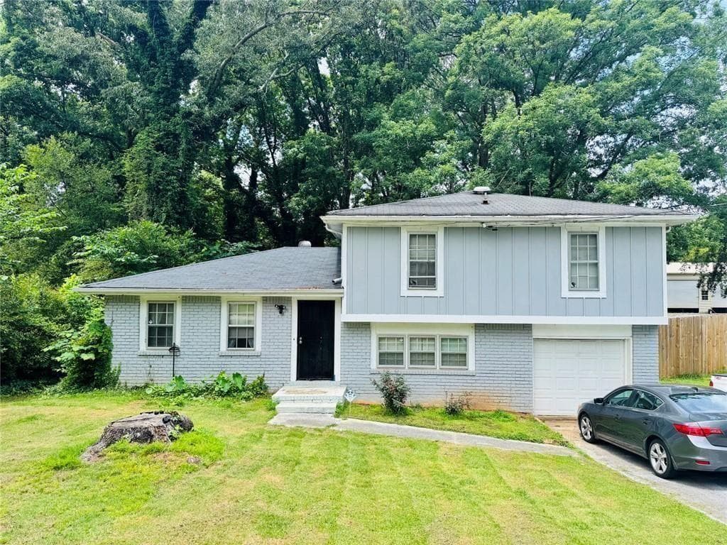 3 bedroom, 2 bathroom, 1,852 sq ft single family residence under contract at 521 Navarre Drive, Stone Mountain, GA 30087