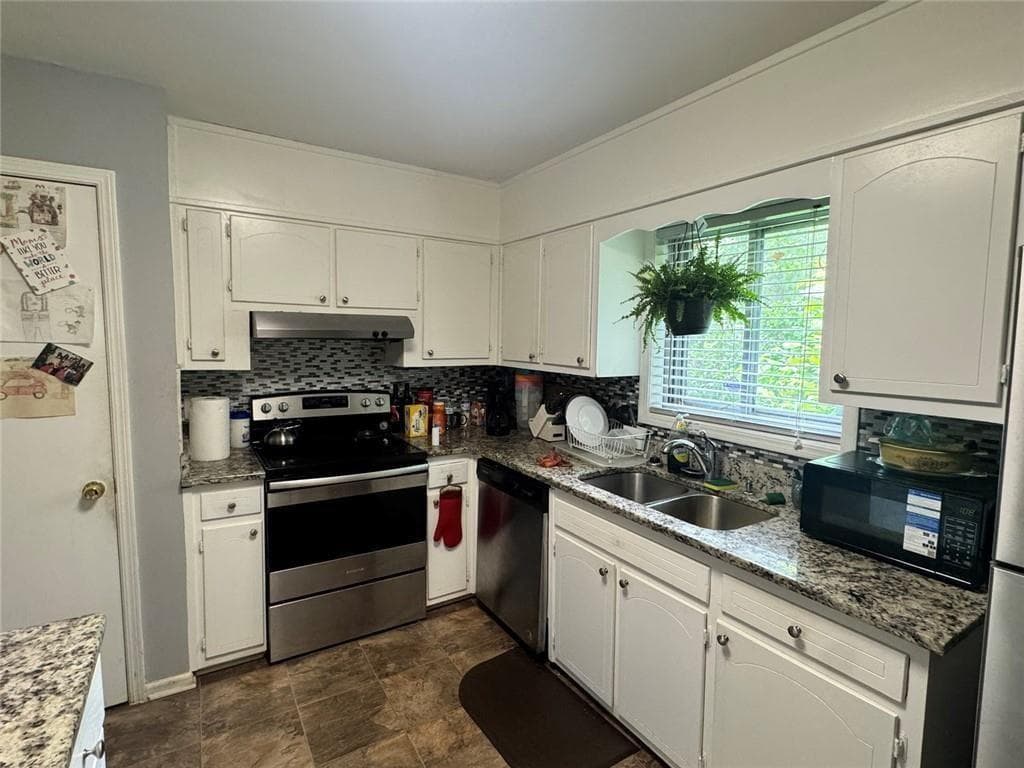 3 bedroom, 2 bathroom, 1,852 sq ft single family residence under contract at 521 Navarre Drive, Stone Mountain, GA 30087 — photo 6
