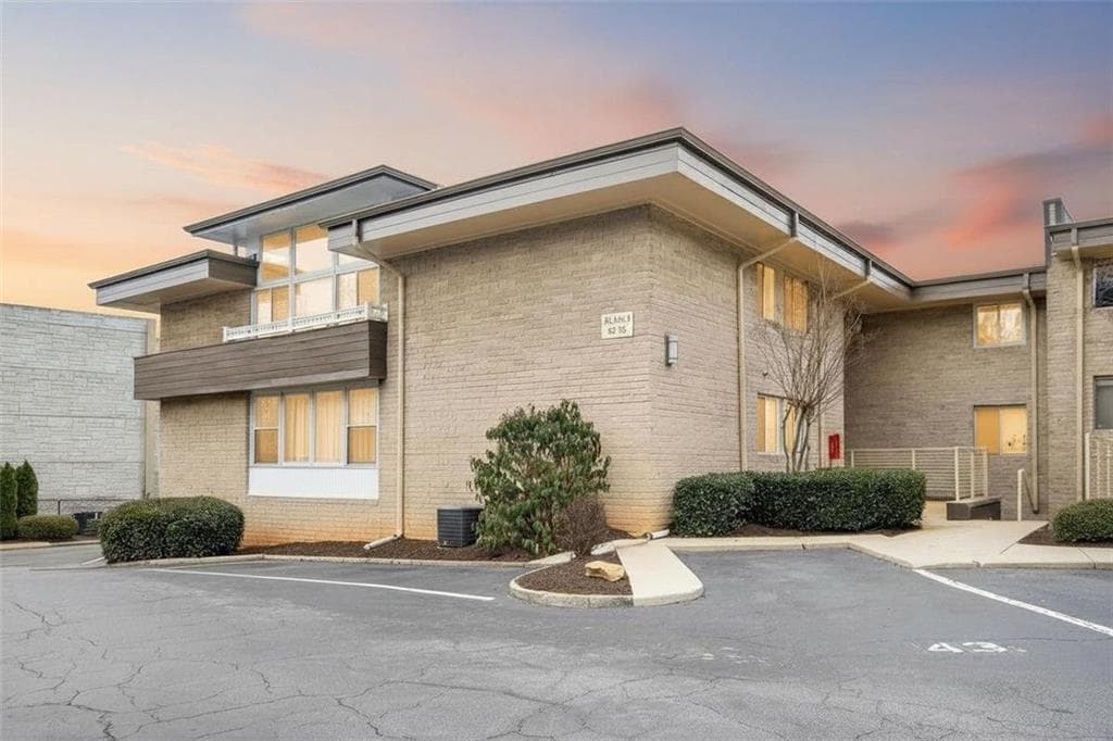 2 bedroom, 2 bathroom, 1,186 sq ft condominium for sale at 346 Carpenter Drive 48, Atlanta, GA 30328
