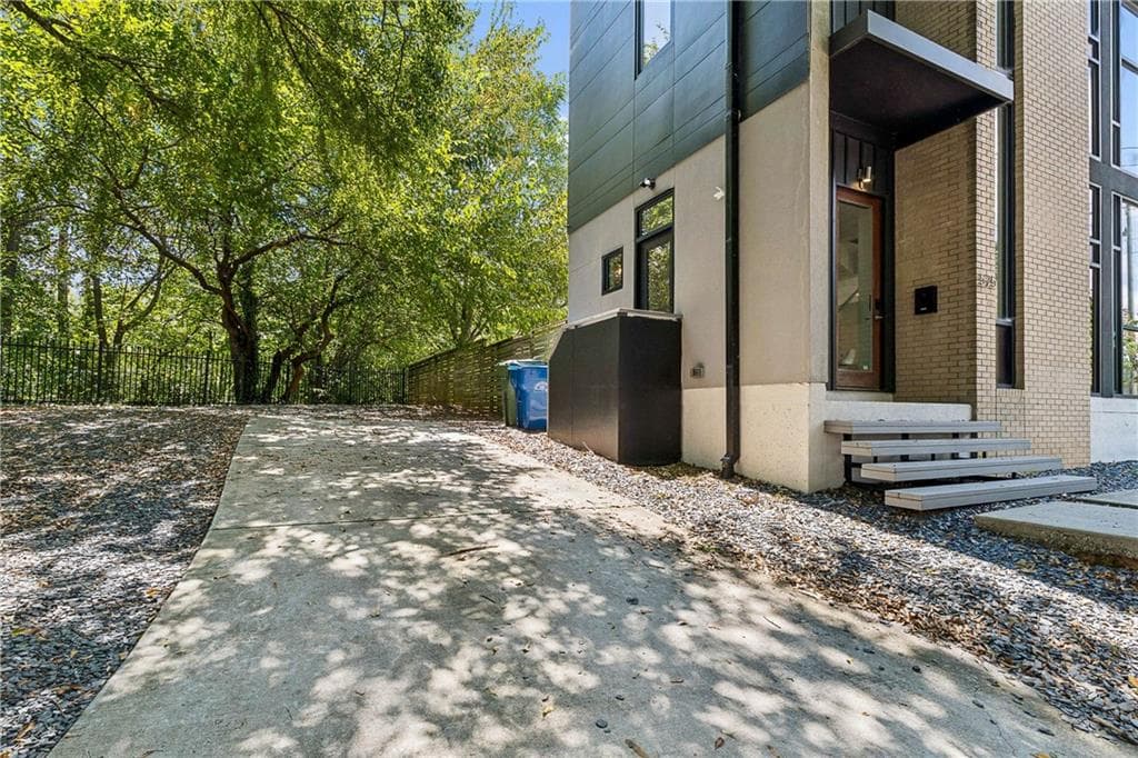 3 bedroom, 4 bathroom, 1,993 sq ft single family residence for sale at 575 Highland Avenue, Atlanta, GA 30312 — photo 3
