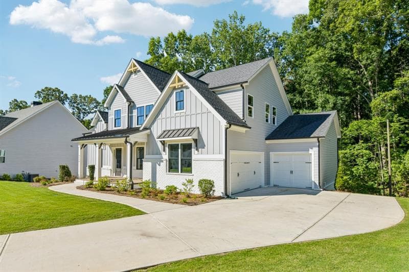 5 bedroom, 5 bathroom, 3,600 sq ft single family residence for sale at 9110 Greenway Court, Gainesville, GA 30506 — photo 3