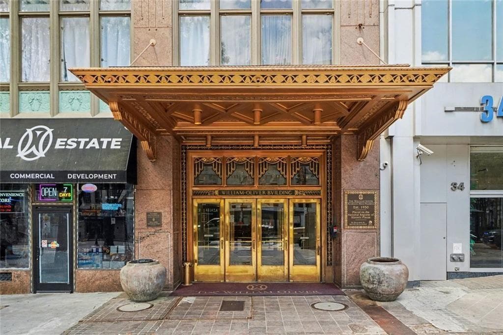 2 bedroom, 2 bathroom, 1,032 sq ft condominium for sale at 32 Peachtree Street 1307, Atlanta, GA 30303 — photo 2