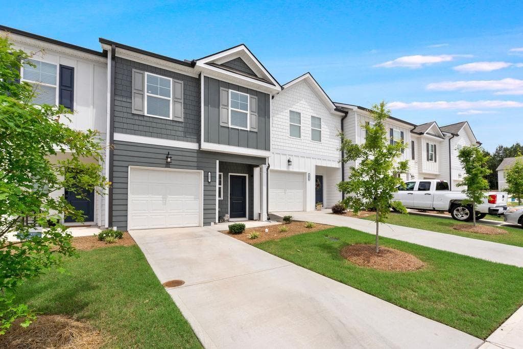 3 bedroom, 3 bathroom, 1,383 sq ft townhouse for sale at 295 Regent Park, Hoschton, GA 30548 — photo 1 of 37