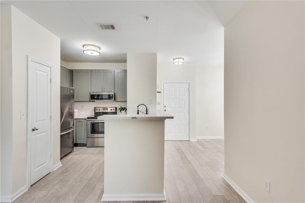 2 bedroom, 2 bathroom, 1,077 sq ft condominium for sale at 821 Ralph Mcgill Boulevard 3207, Atlanta, GA 30306 — photo 4