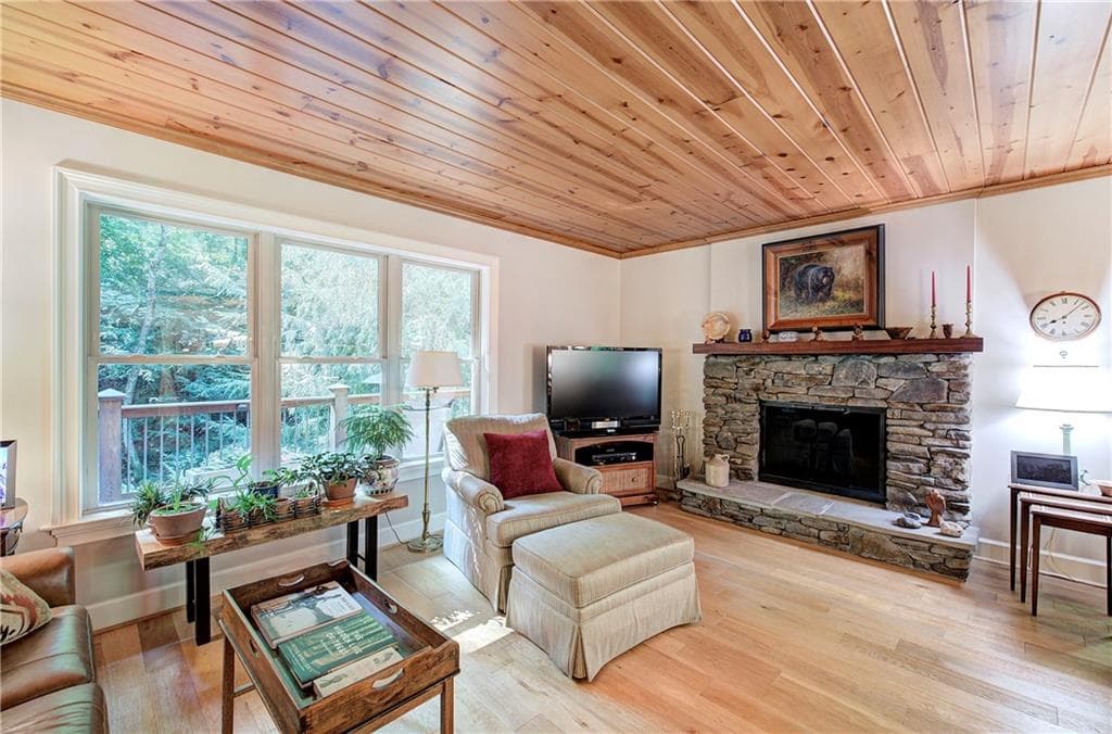 3 bedroom, 3 bathroom single family residence under contract at 999 Crippled Oak Trail, Jasper, GA 30143 — photo 4