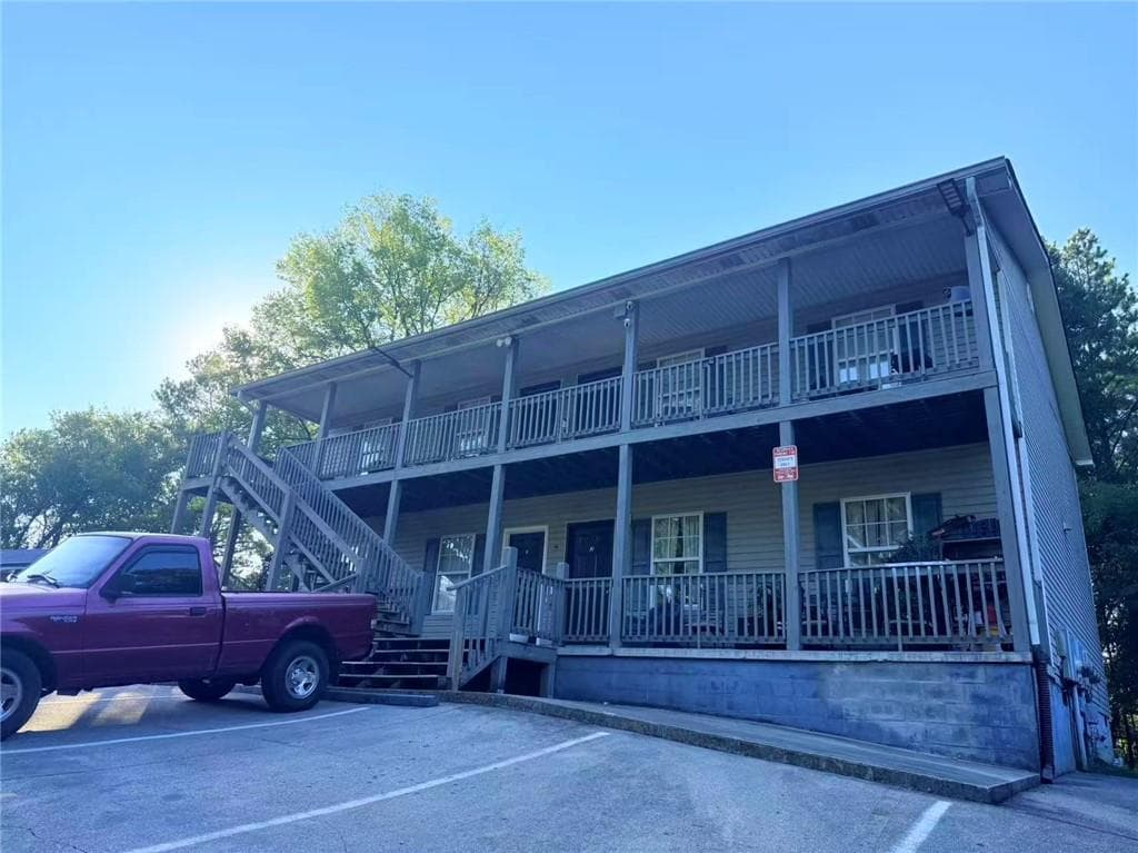 8 bedroom, 4 bathroom, 3,072 sq ft single family residence for sale at 1010 Trammell Street, Dalton, GA 30720 — photo 3