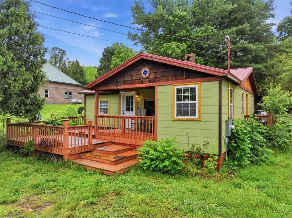 2 bedroom, 1 bathroom, 792 sq ft single family residence for sale at 231 Ada Street, Blue Ridge, GA 30513 — photo 1 of 29