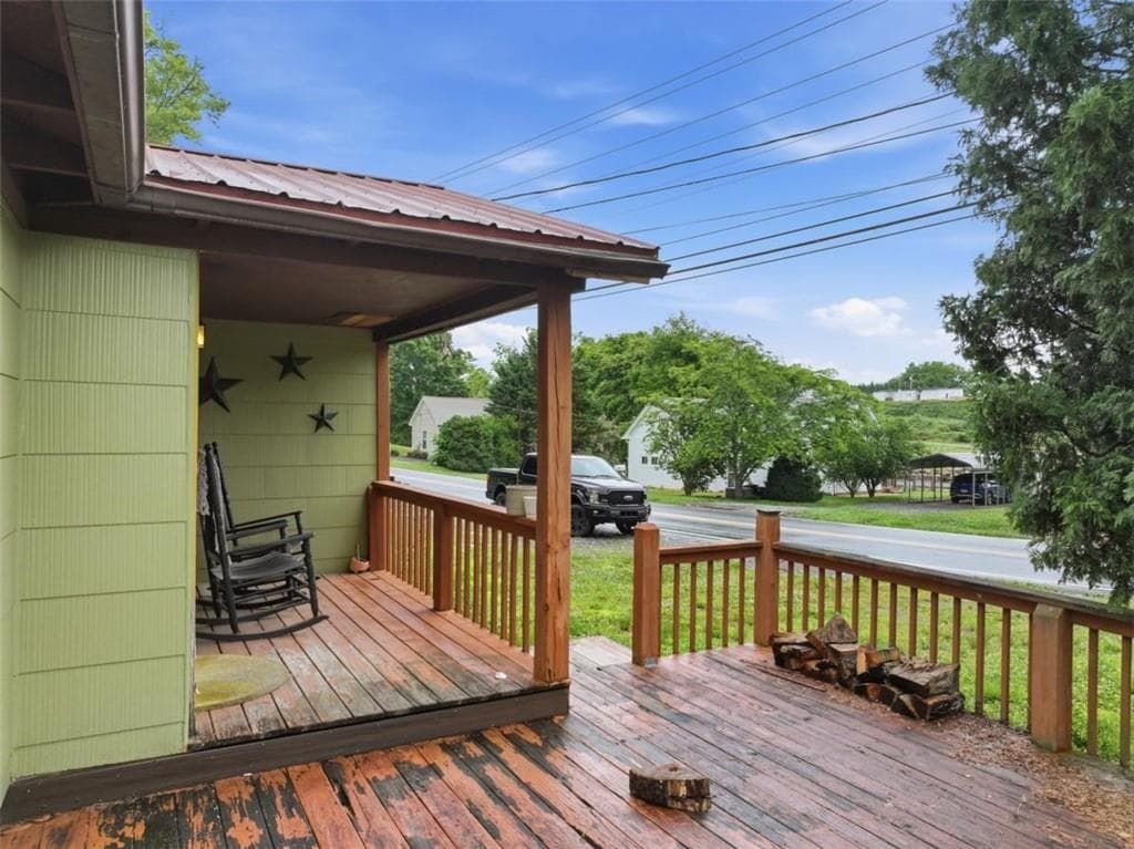 2 bedroom, 1 bathroom, 792 sq ft single family residence for sale at 231 Ada Street, Blue Ridge, GA 30513 — photo 3