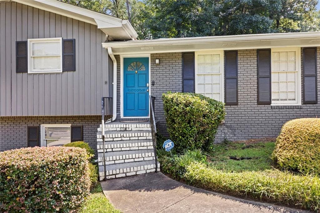 4 bedroom, 3 bathroom, 2,158 sq ft single family residence under contract at 3518 Cumberland Rd Road, East Point, GA 30344 — photo 3