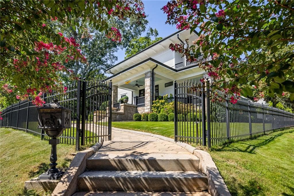 6 bedroom, 4 bathroom, 4,639 sq ft single family residence under contract at 585 Cherokee Avenue, Atlanta, GA 30312 — photo 3