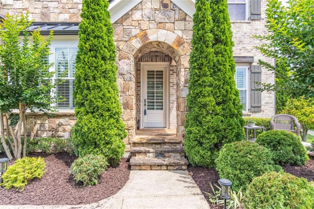 5 bedroom, 4 bathroom, 4,237 sq ft single family residence for rent at 829 Adler Court, Alpharetta, GA 30005 for $5,700 a month — photo 2