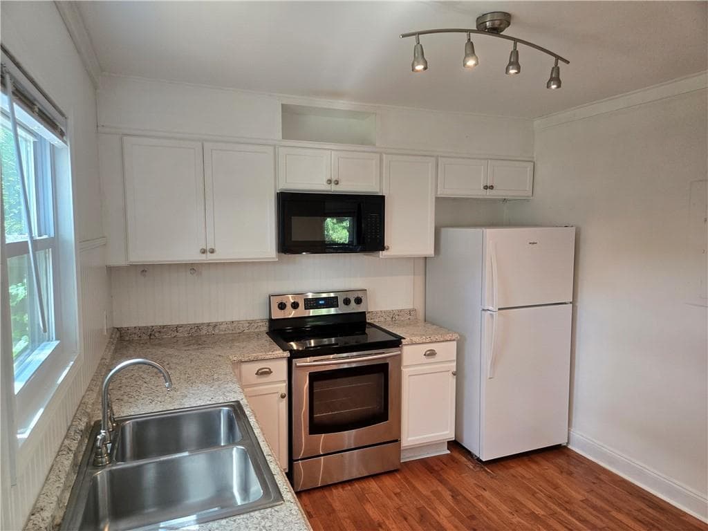 2 bedroom, 1 bathroom, 923 sq ft single family residence for rent at 2495 Amelia Avenue, Decatur, GA 30032 for $1,595 a month — photo 3